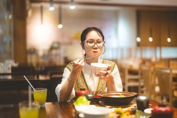 lapar palsu, lapar asli, cara bedakan lapar, ibu muda sehat, mindful eating, hidrasi tubuh, tips ibu menyusui, pola makan sehat, tips diet ibu hamil, ngemil sehat, makan sadar, berat badan ibu hamil, keluarga sehat